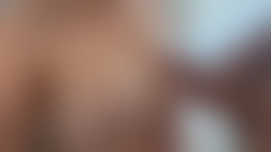 Zdjęcie 4 z galerii Przyłapana przez sąsiada obciąga mu wielkiego fiuta